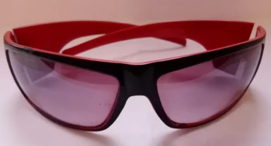 Сонцезахисні окуляри спортивного стилю