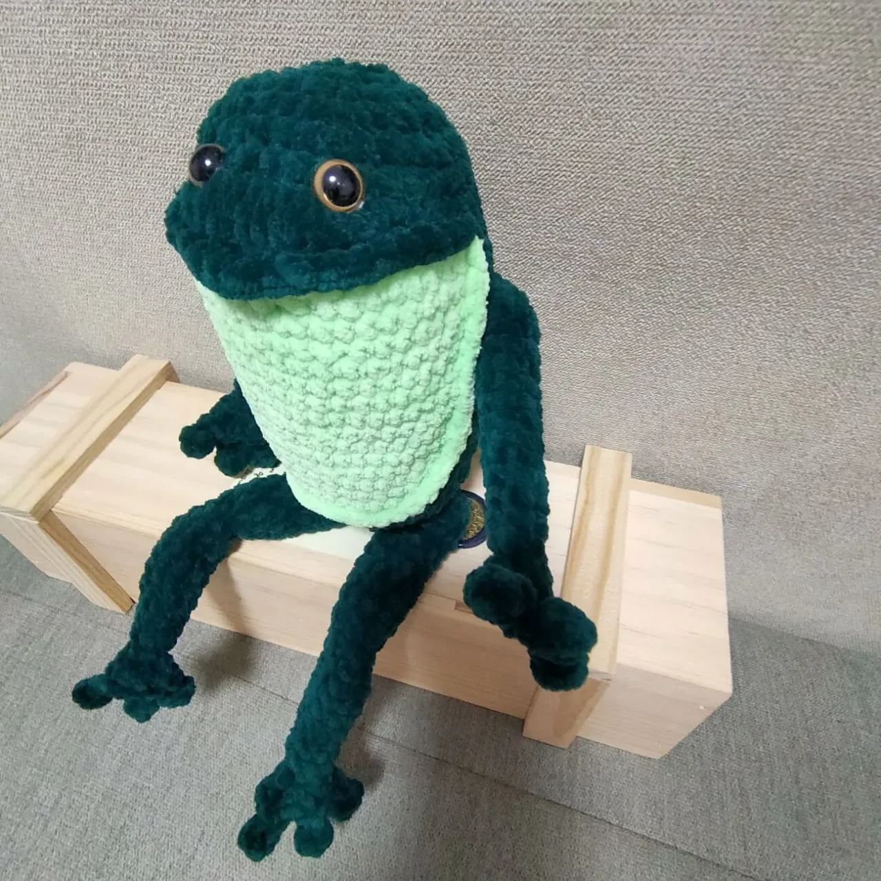 жабка зелена іграшка вязана плюшева ручна робота 5