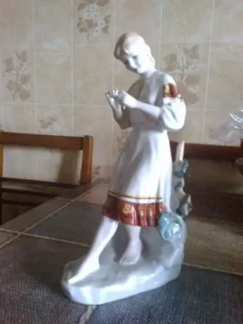 Фарфоровая Девушка гадает на ромашке 2