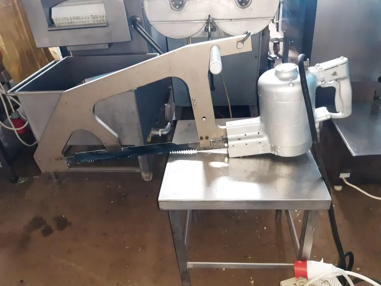 Пила для розпиловки на пів туші 3