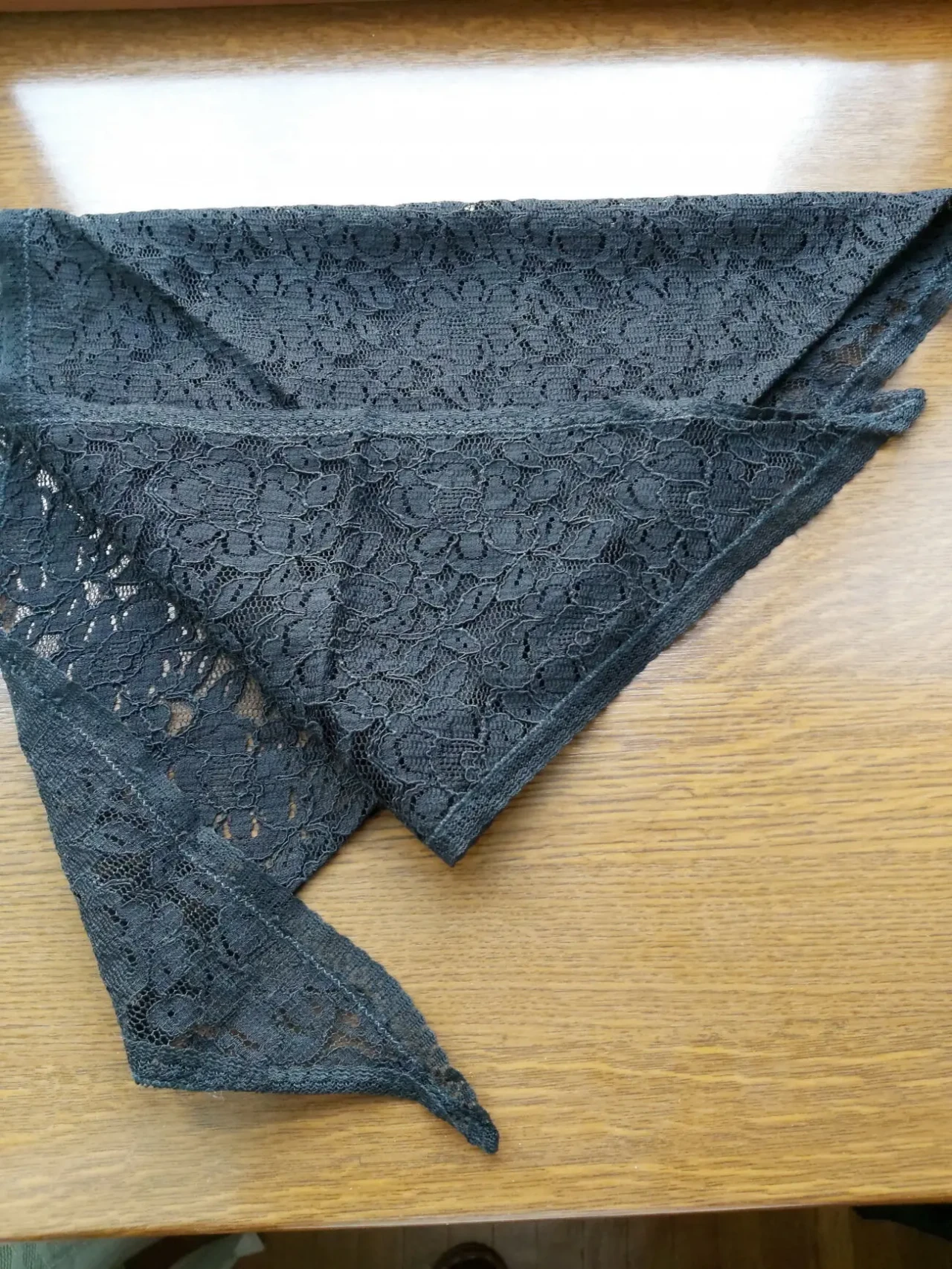 Велика косинка із чорного гіпюру.