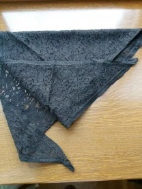 Велика косинка із чорного гіпюру.