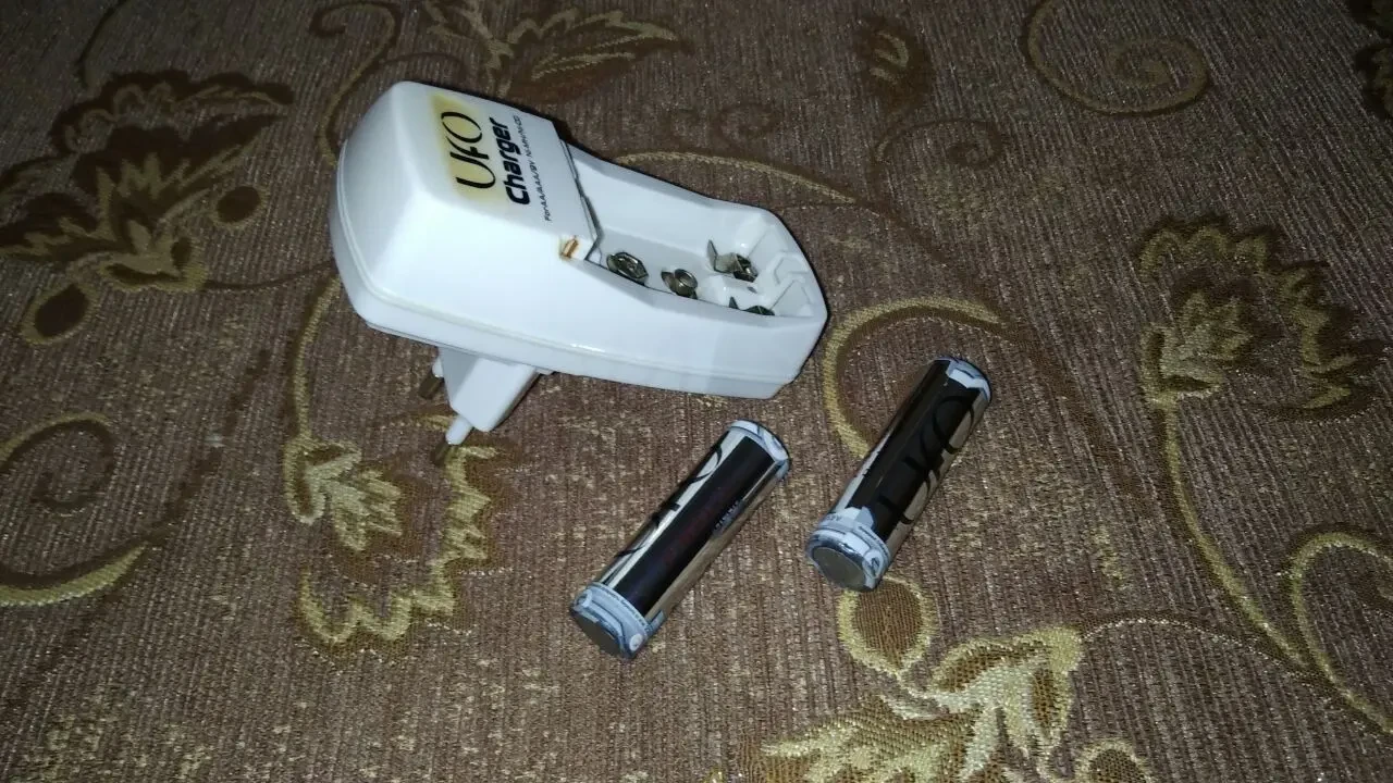 Зарядное устройство UFO RP-866 и 2 AA 2300 mAh 8