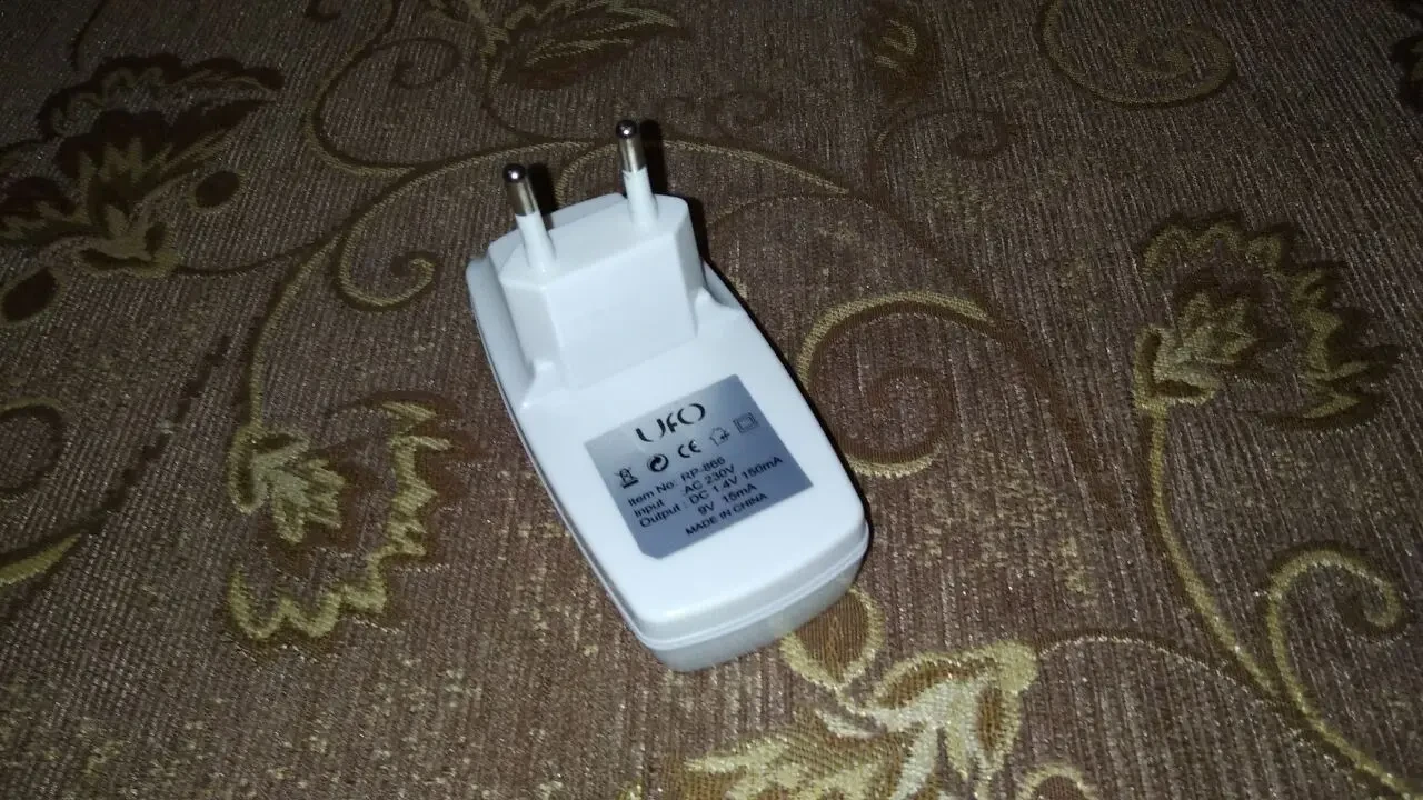 Зарядное устройство UFO RP-866 и 2 AA 2300 mAh 2