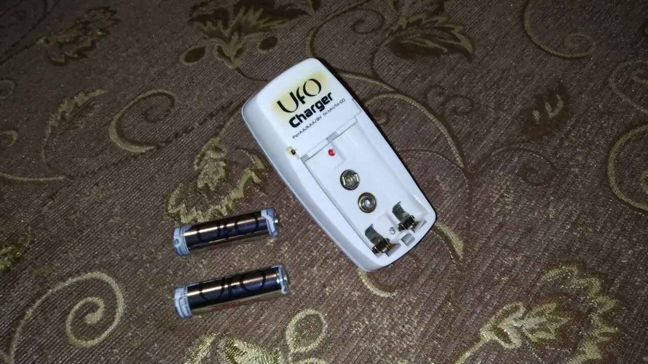 Зарядное устройство UFO RP-866 и 2 AA 2300 mAh 3