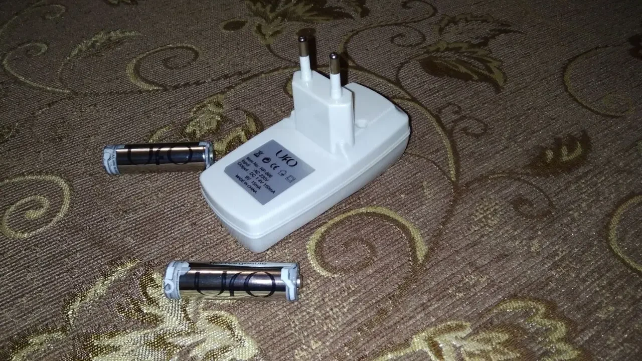 Зарядное устройство UFO RP-866 и 2 AA 2300 mAh 5