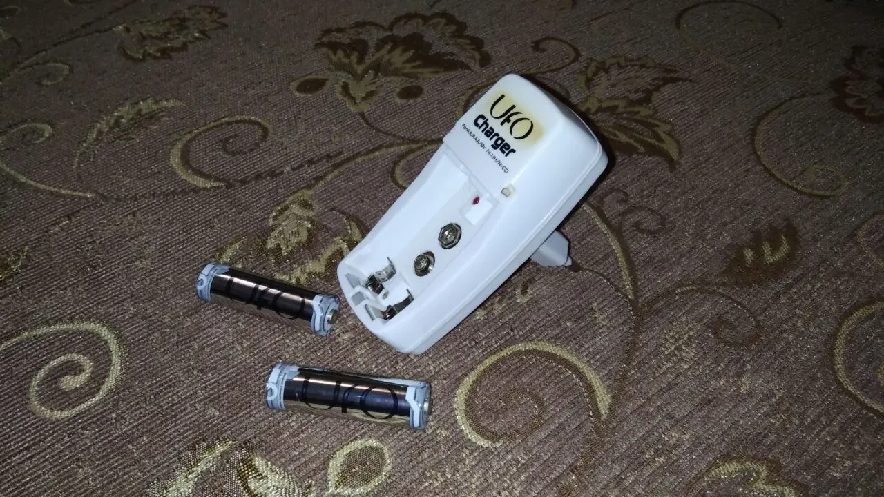 Зарядное устройство UFO RP-866 и 2 AA 2300 mAh 6