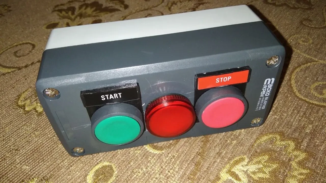 Кнопочный пост АСКО-УКРЕМ XAL-D371H29 Старт-Стоп-Сигнальная 3