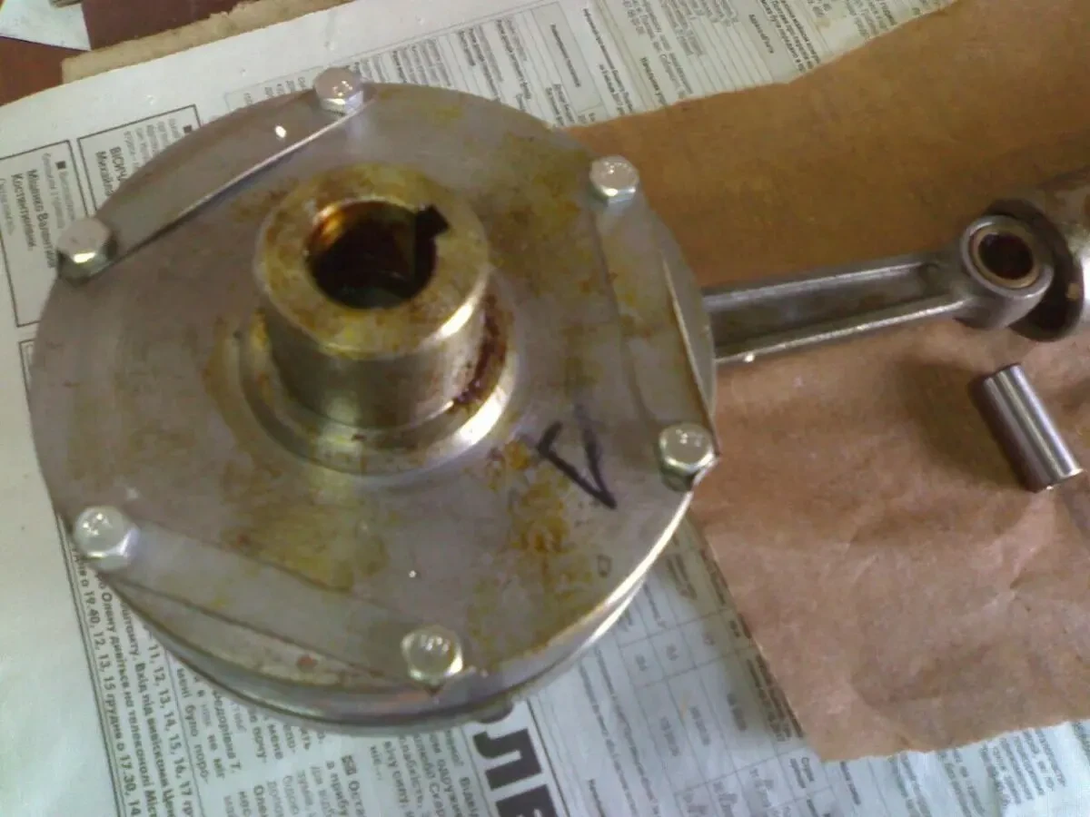 Шатун кривий противаги до колінвала на пилку розпилювання туш ФРП. 9