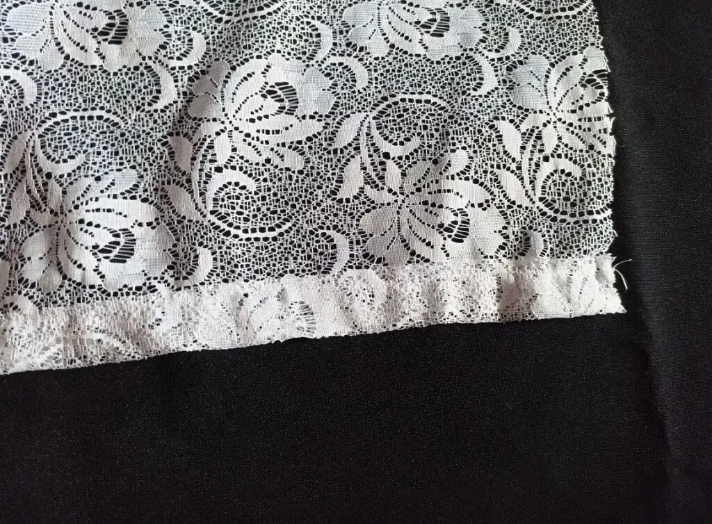 Красивая тюль на окно белая в цветочный принт 7