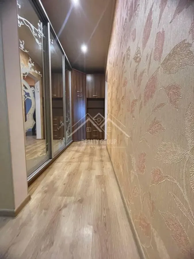 Продам чудову 3-кім. квартиру у центрі Карачунів 5