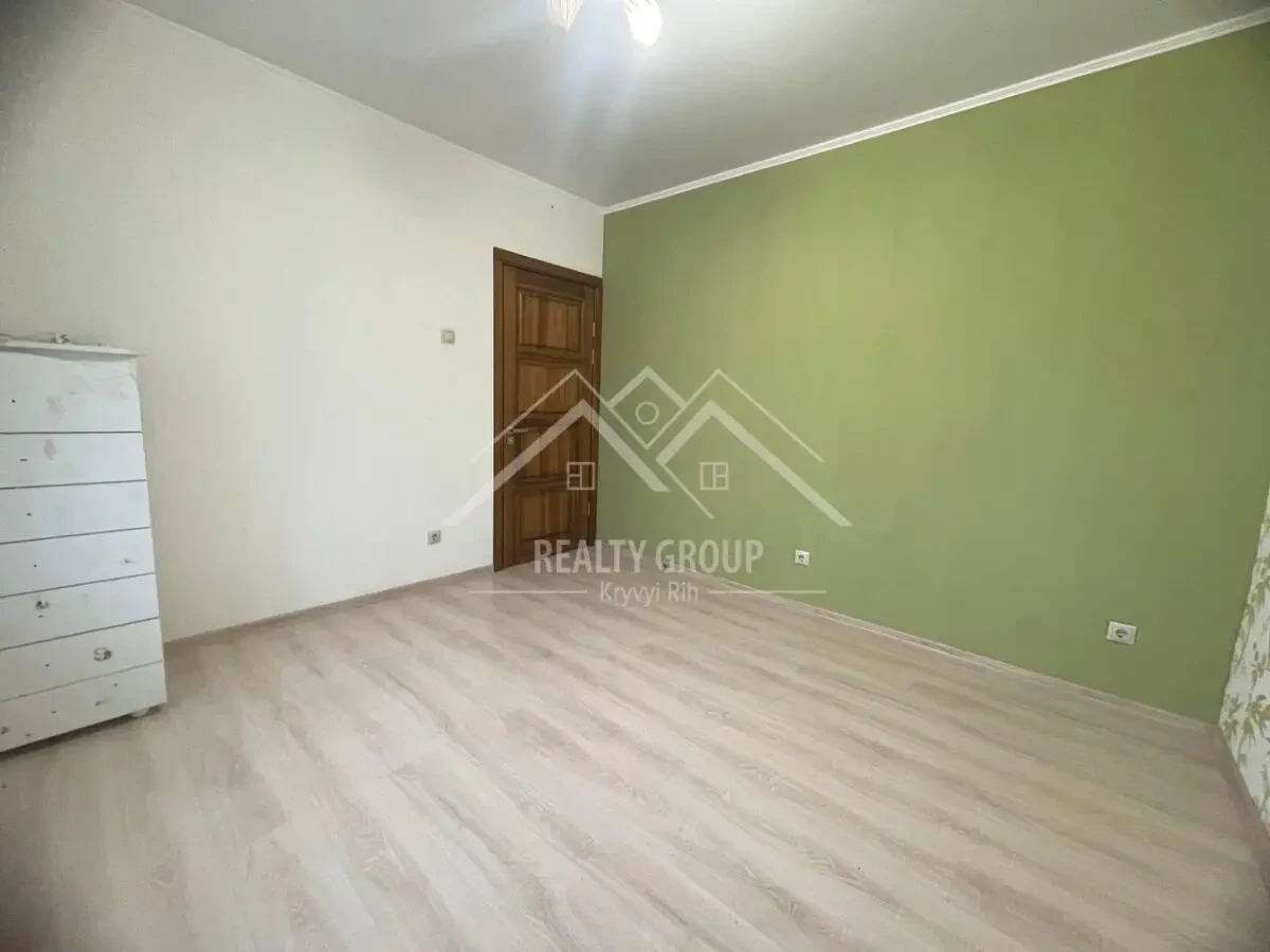 Продам чудову 3-кім. квартиру у центрі Карачунів 7