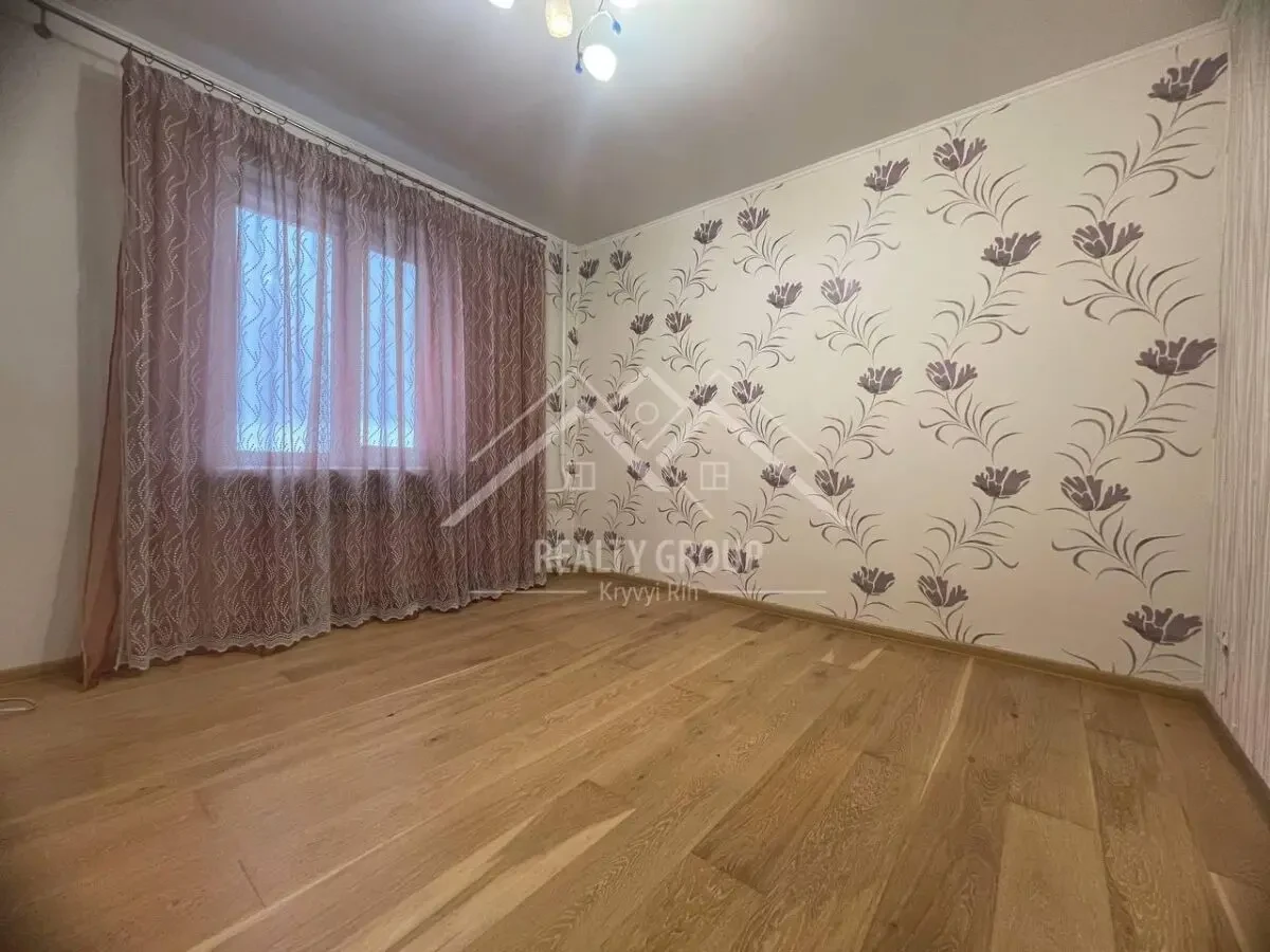 Продам чудову 3-кім. квартиру у центрі Карачунів 8