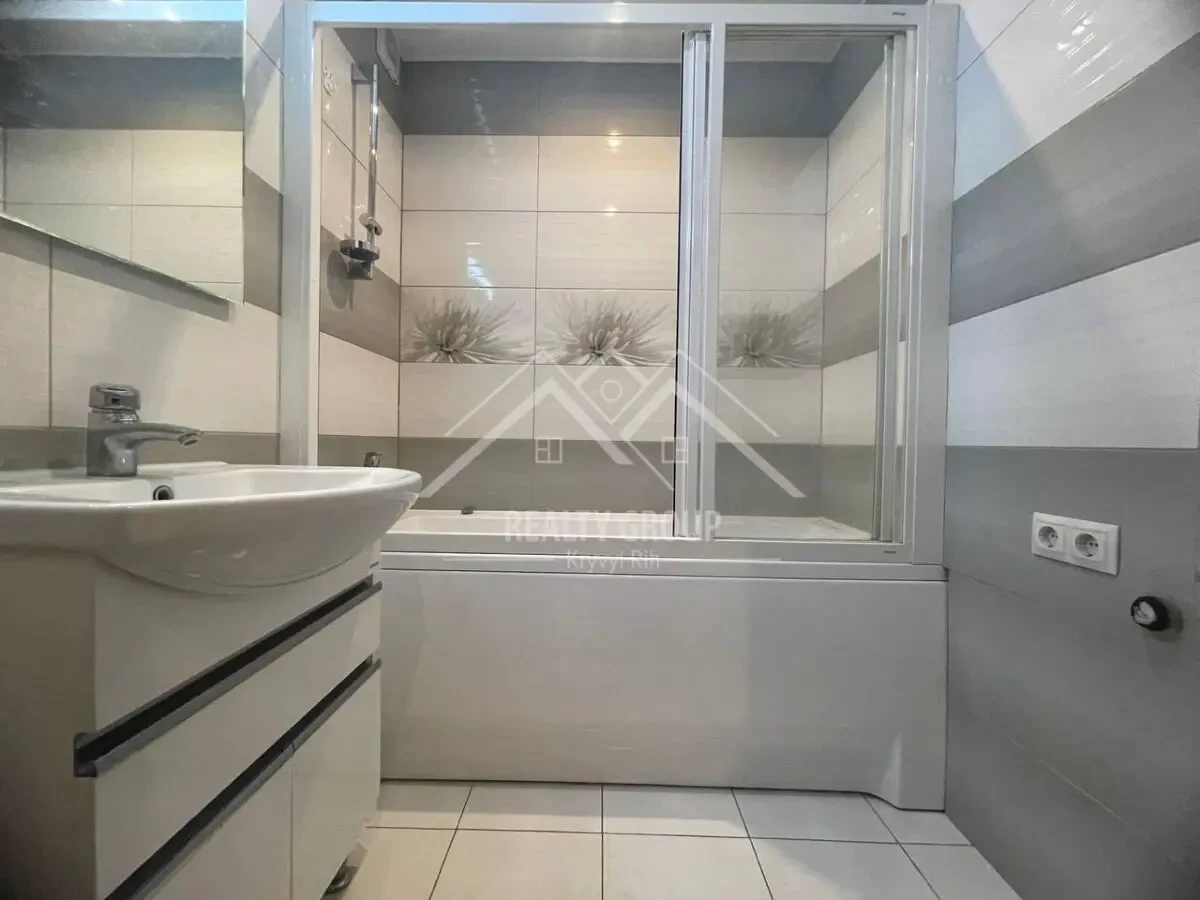 Продам чудову 3-кім. квартиру у центрі Карачунів 10