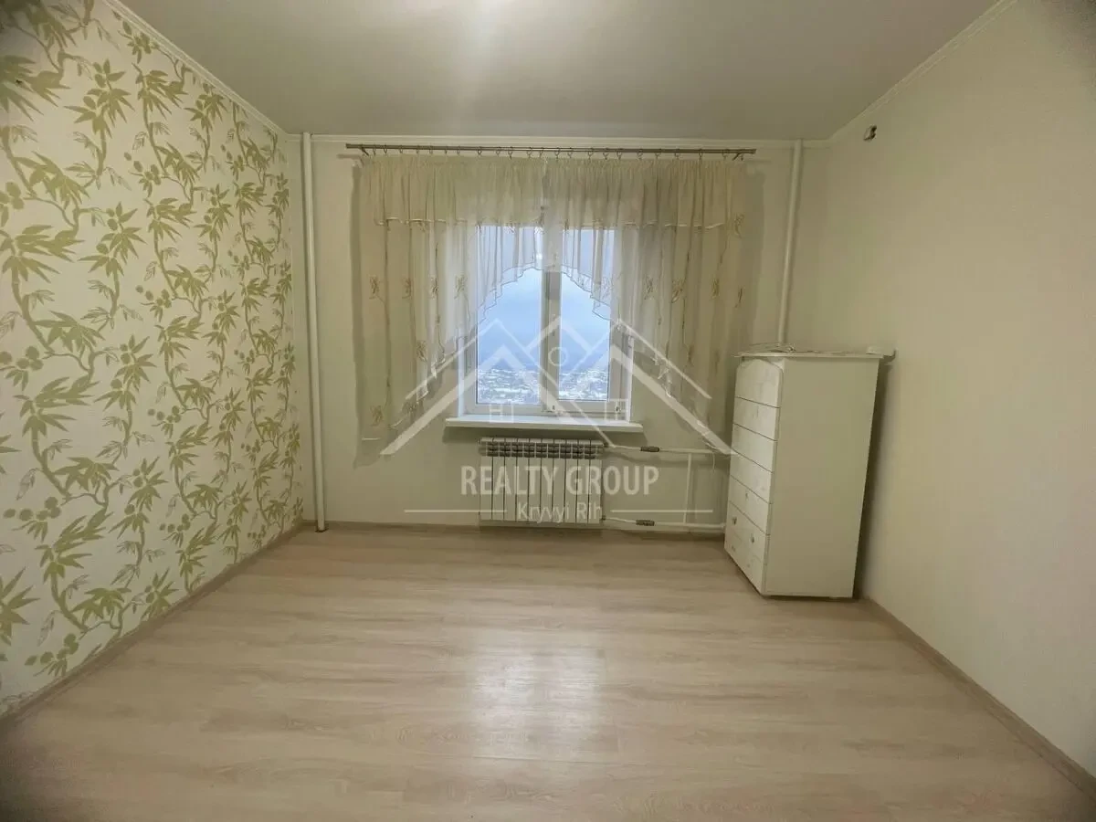 Продам чудову 3-кім. квартиру у центрі Карачунів 6