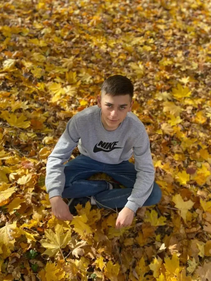 Володію українською, російською та англійською мовами.