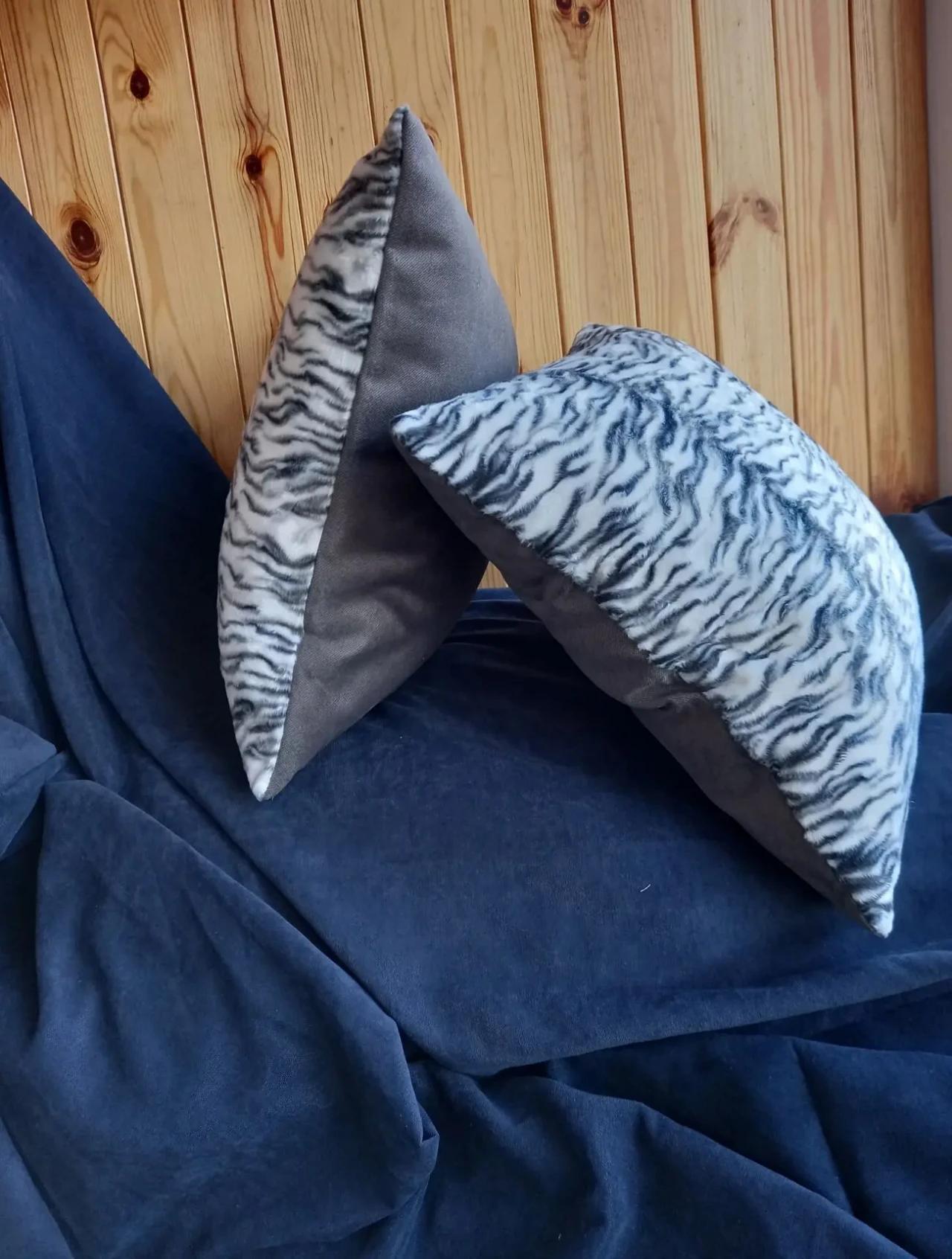 Декоративна подушка з хутра 4