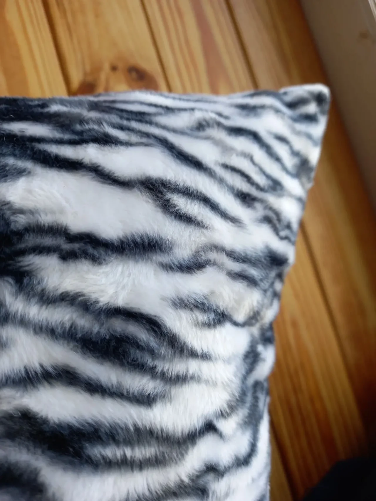 Декоративна подушка з хутра 8