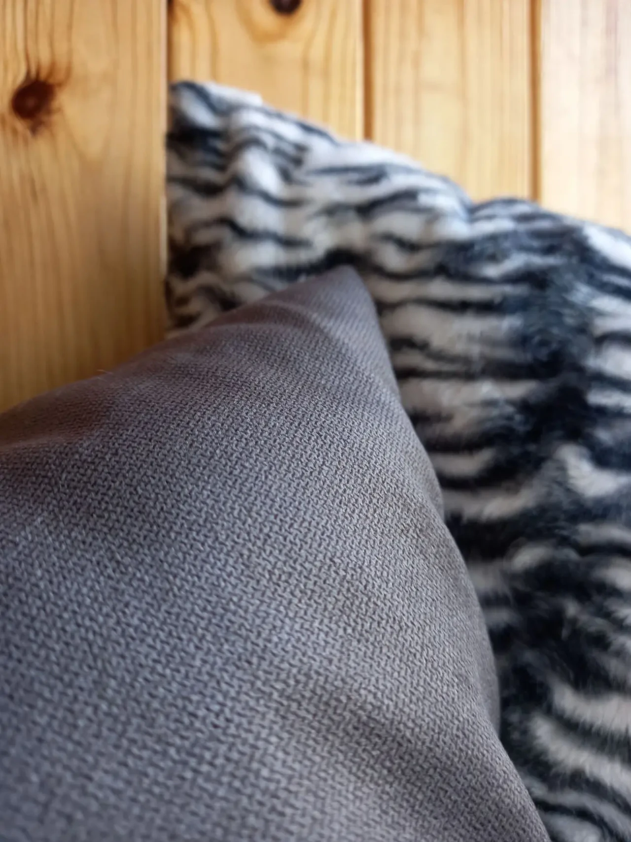 Декоративна подушка з хутра 5