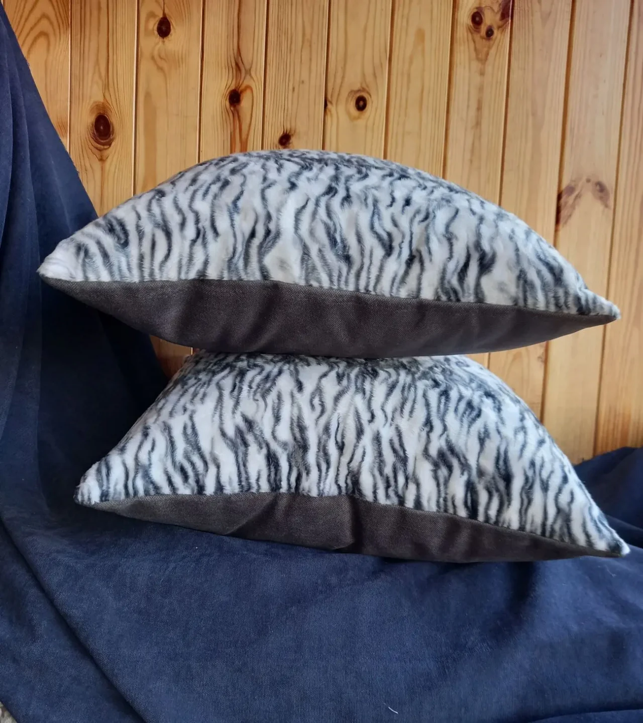 Декоративна подушка з хутра 9