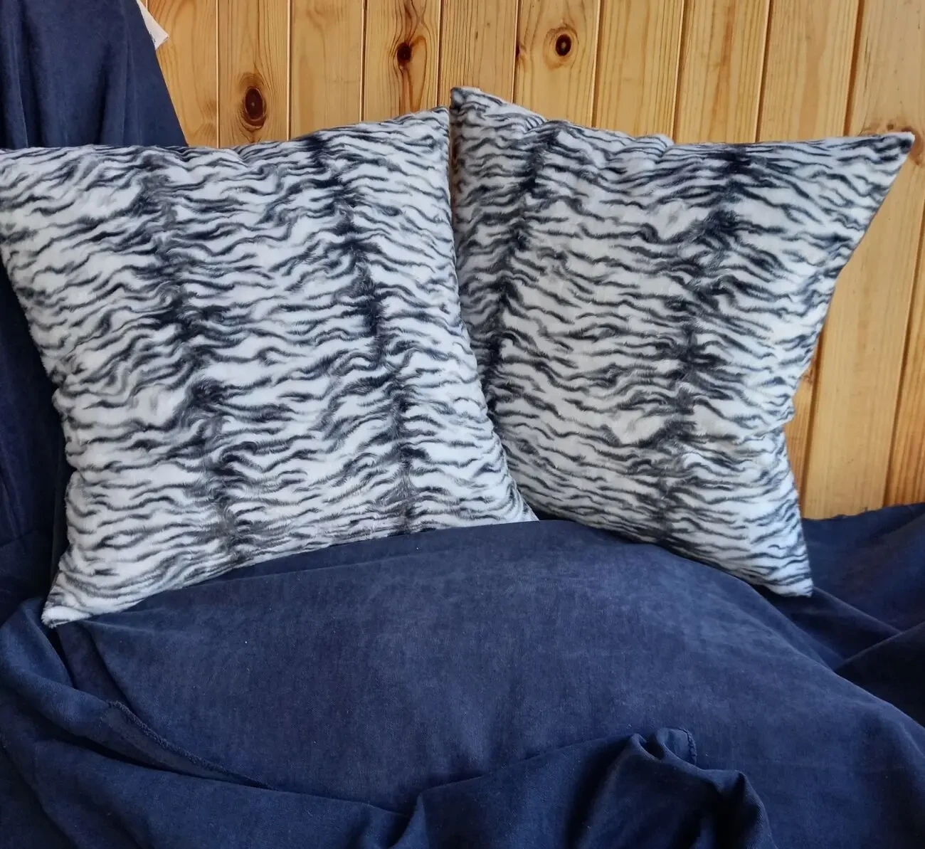 Декоративна подушка з хутра 7