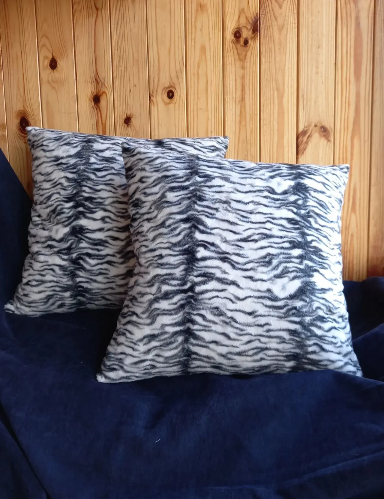 Декоративна подушка з хутра 2