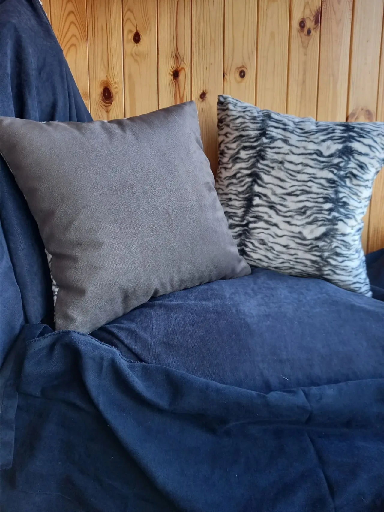 Декоративна подушка з хутра 10