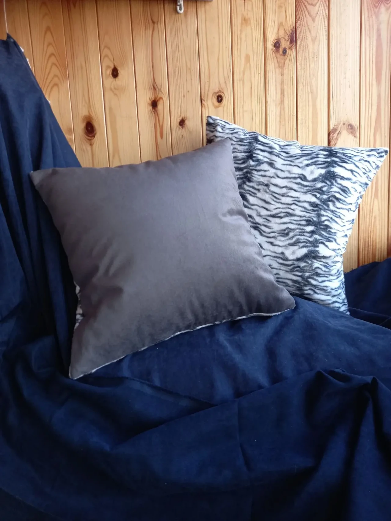 Декоративна подушка з хутра 6