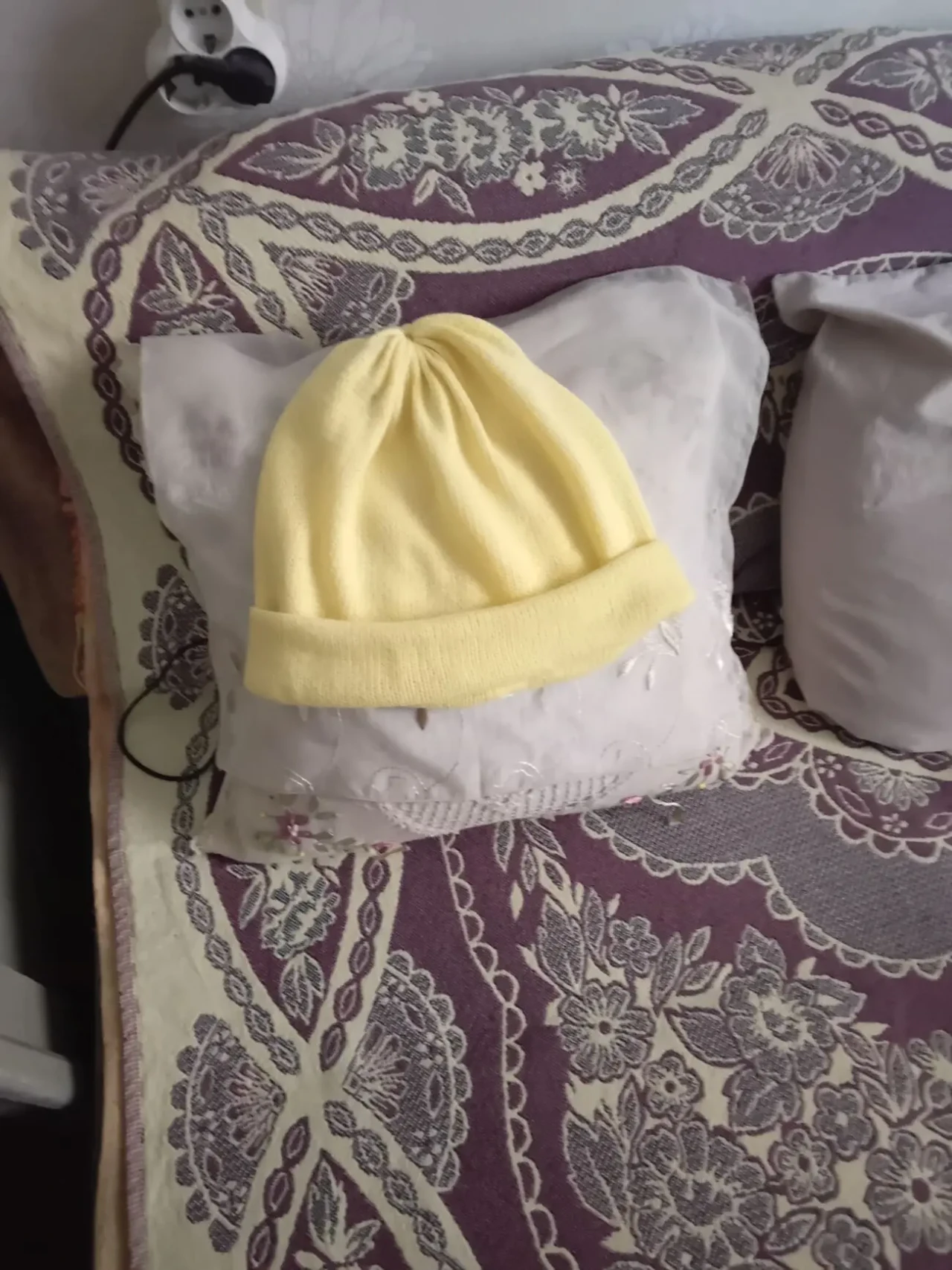 Красивая шапочка нежно жёлтого цвета 2