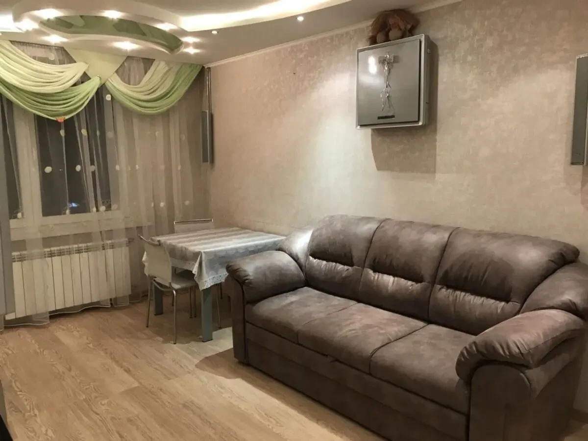 Продам 3-х комнатную возле метро Студенческая по мегадешёвой цене. 2