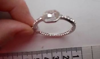 Бижутерия сережка круглая с камешками