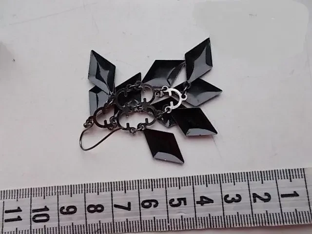 Сережка подвеска с черными ромбами легкий металл 4