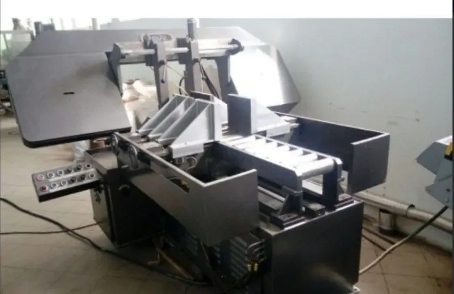 Стрічкову пилу з автоподачєю ріже ф 400 мм