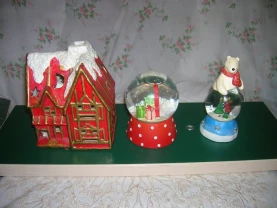 Полочка навесная зеленая с белой окантовкой 14х39.5 см