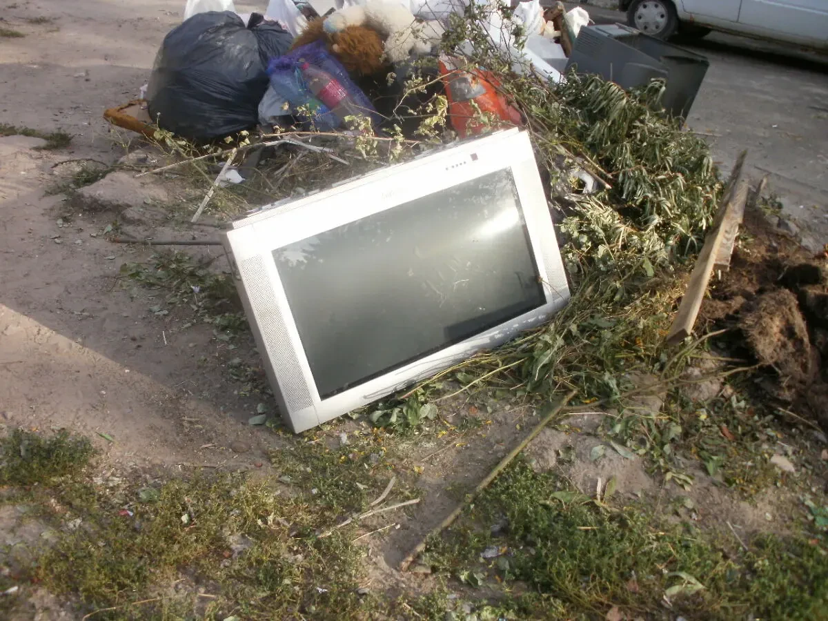 Приму в дар любые ненужные вещи.Приеду и вывезу.