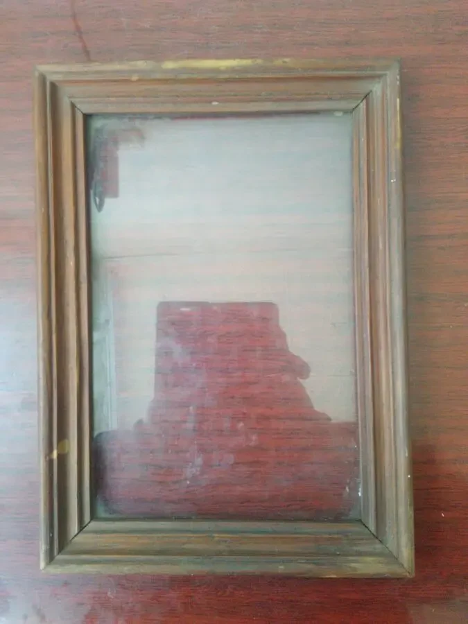 Рамка со стеклом для картин или фотографий.