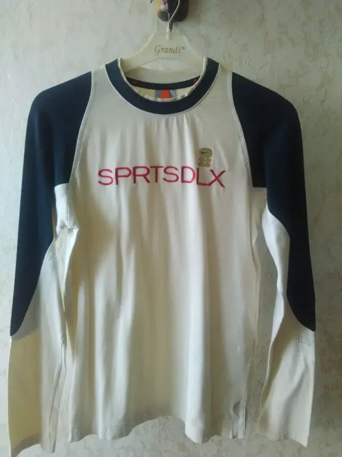 Спортивная кофта Nike.