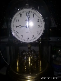 Продає камінний, настільний годинник виробниц