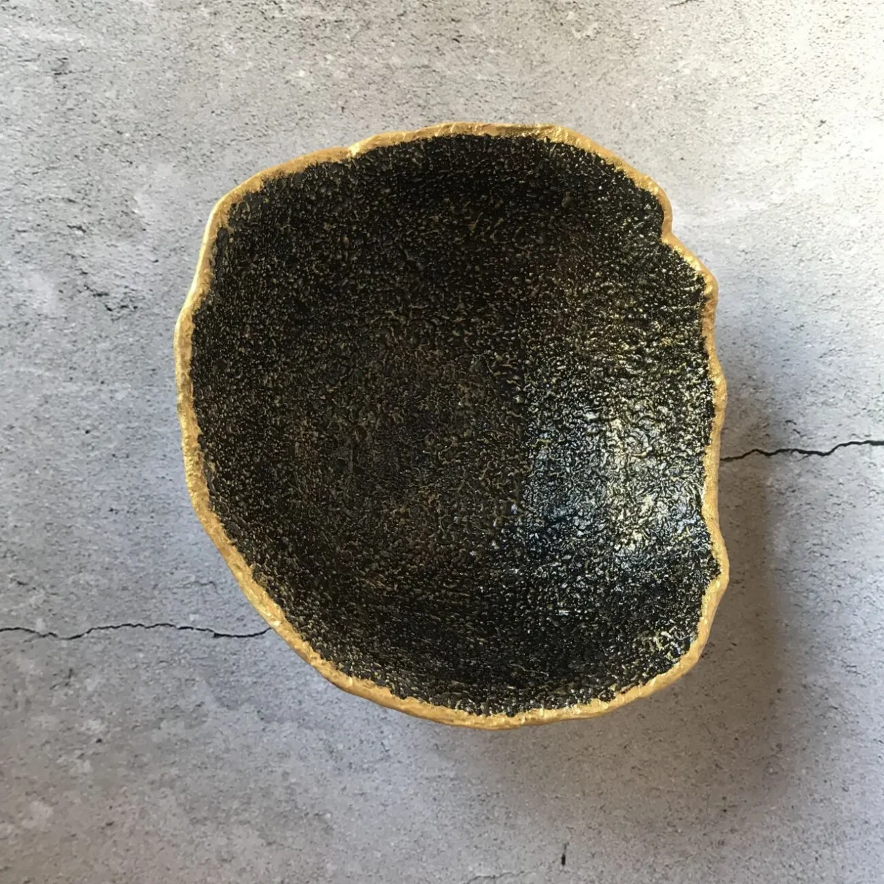 Чорна декоративна тарілка с золотистим обідком 5