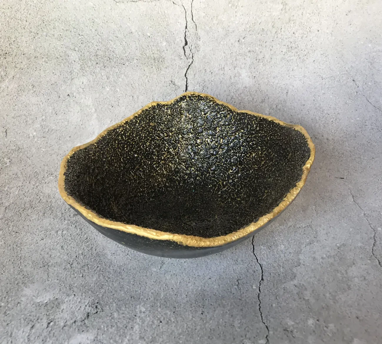Чорна декоративна тарілка с золотистим обідком 3