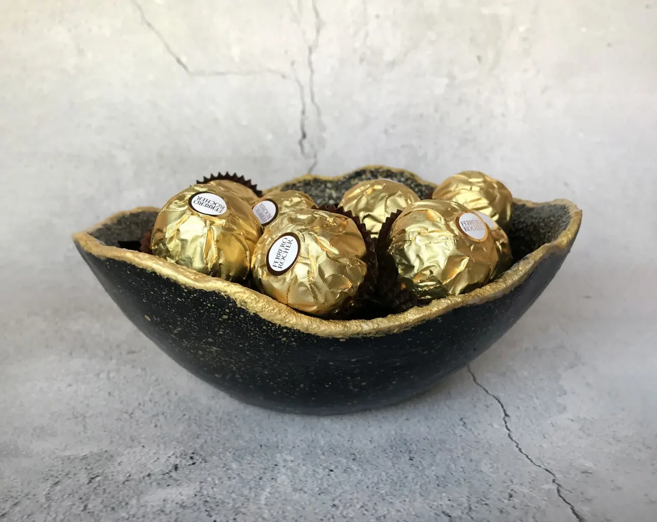 Чорна декоративна тарілка с золотистим обідком 8