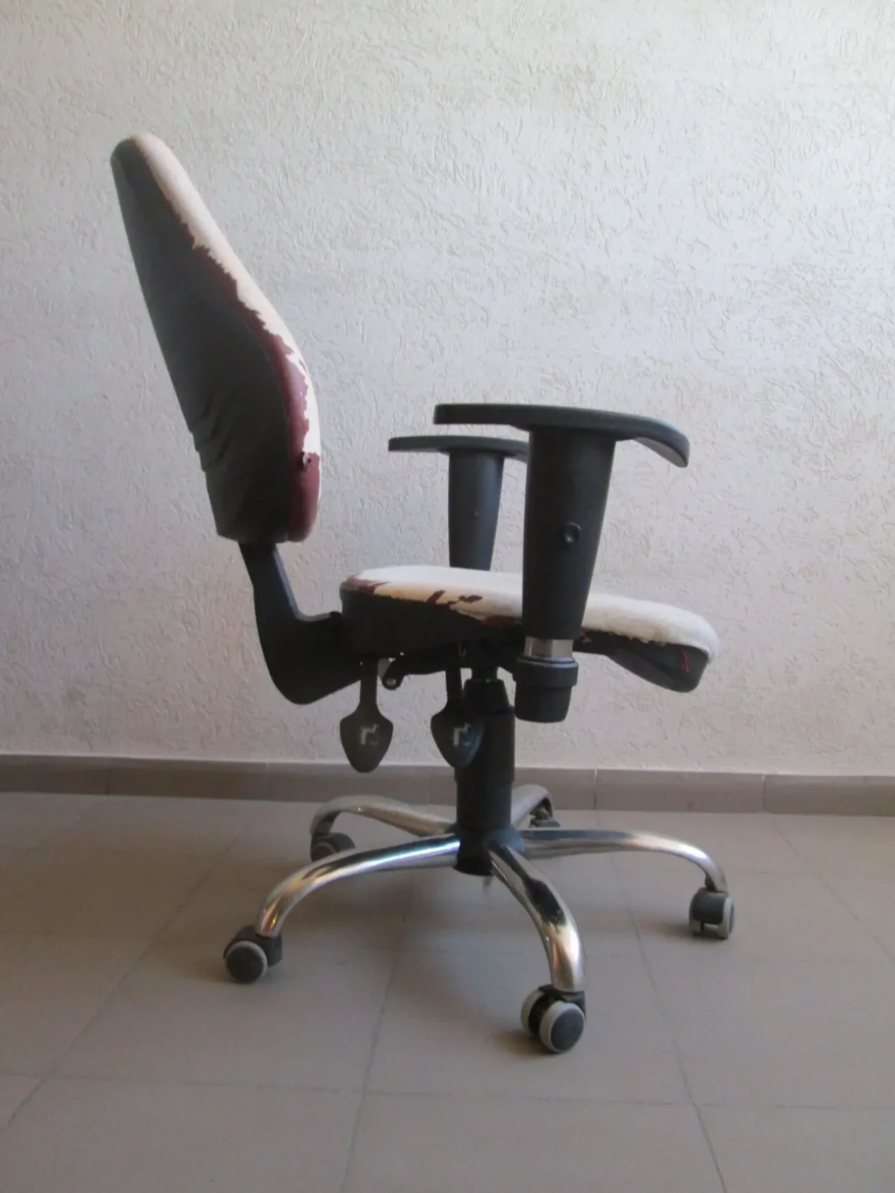 Стілець офісний на коліщатках. Розміри (ДхШхВ) - 60х67х45 см, не новий 3
