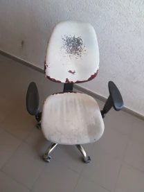 Стілець офісний на коліщатках. Розміри (ДхШхВ) - 60х67х45 см, не новий