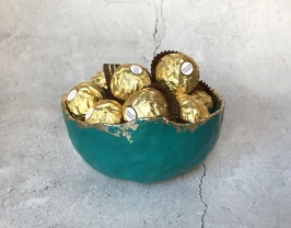 Смарагдова декоративна тарілка із золотою поталлю