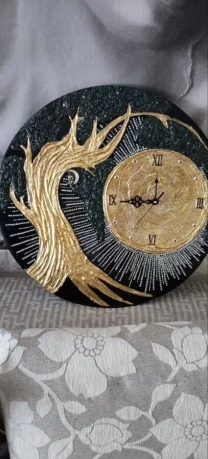 часы, дерево Бонсай и золотое солнце.