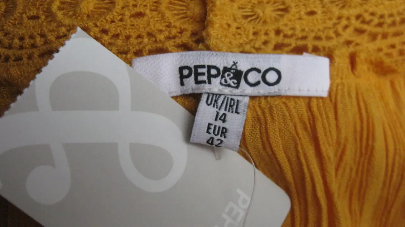 Желтая блуза вискоза с открытыми плечами и кружевом Pepco 4