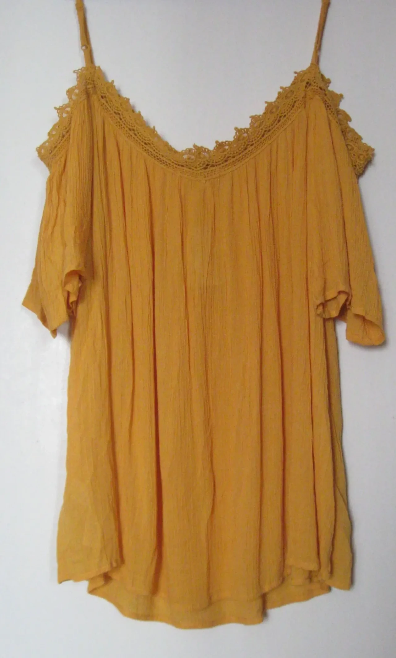 Желтая блуза вискоза с открытыми плечами и кружевом Pepco 3