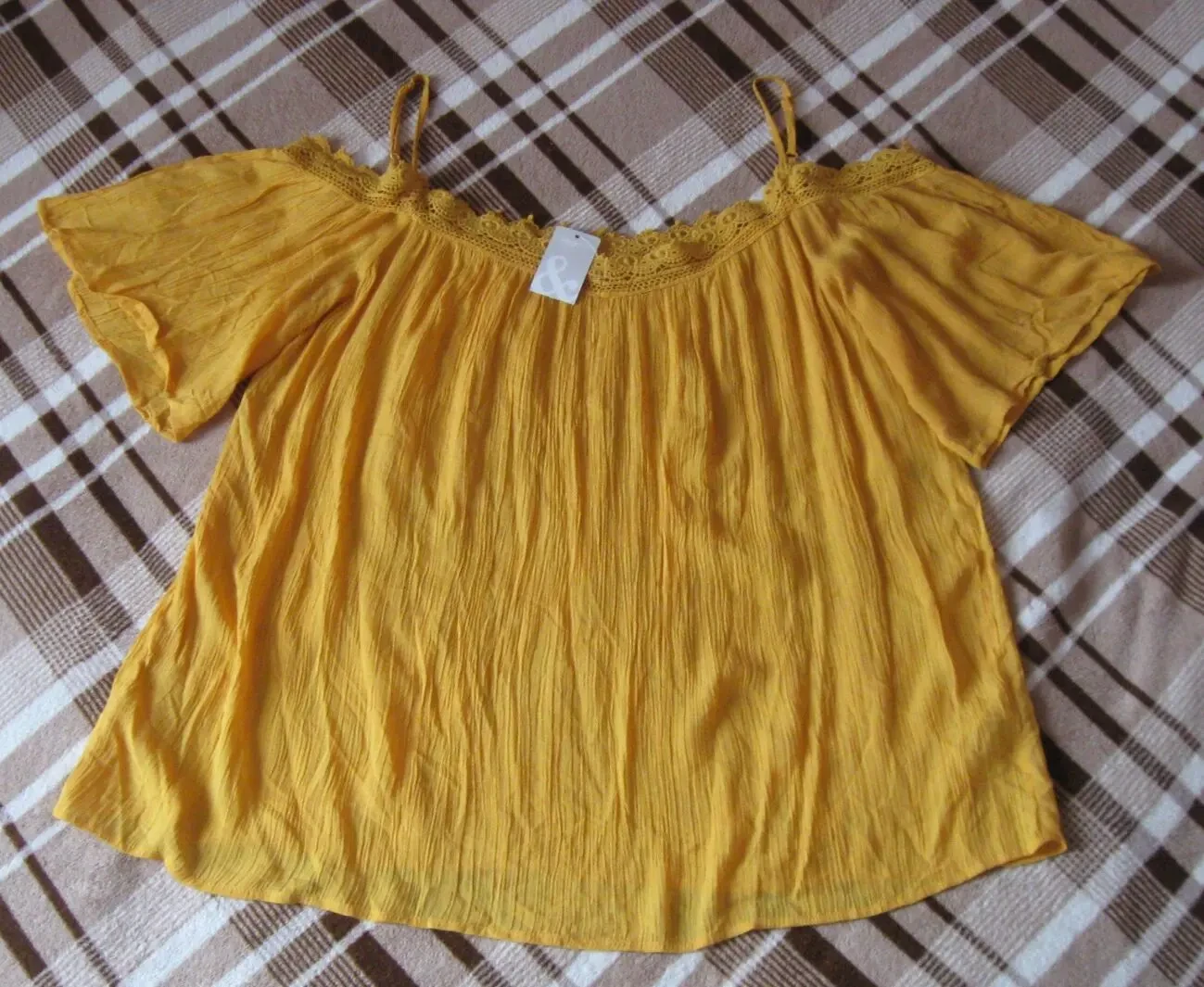 Желтая блуза вискоза с открытыми плечами и кружевом Pepco 6