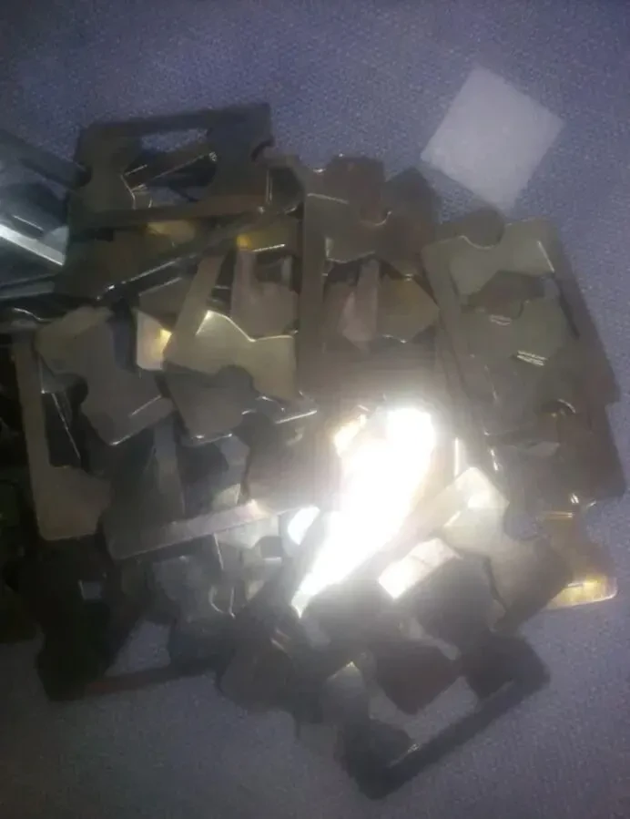 Глазок індикаторний електричний (контрольна лампочка). 8