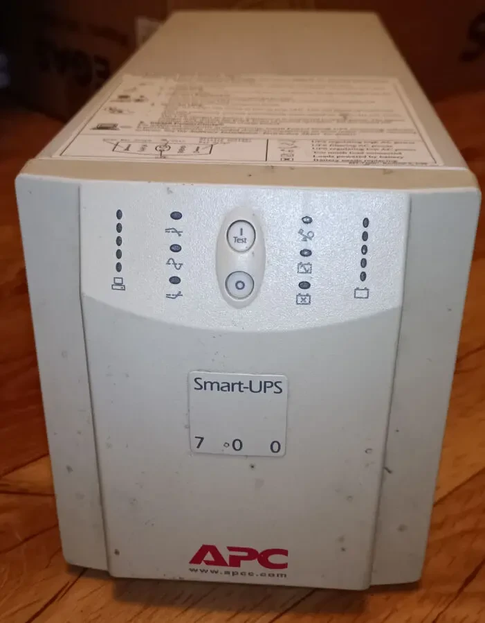 Безперебійник ДБЖ UPS APC Smart-UPS SU700INET